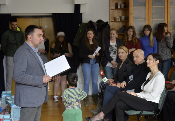 Ilustracija: Dodela paketića, foto: Promo