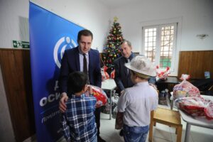 Direktor Glavne filijale Beograd 1 "Dunav osiguranja" Nemanja Petrovic i direktor Zavoda za vaspitanje dece i omladine u Beogradu Miodrag Tasic tokom svecane dodele novogodisnjih paketica kompanije "Dunav osiguranje" prihvatilistu za decu na Vozdovcu. FOTO TANJUG/ FILIP KRAINCANIC/ bk