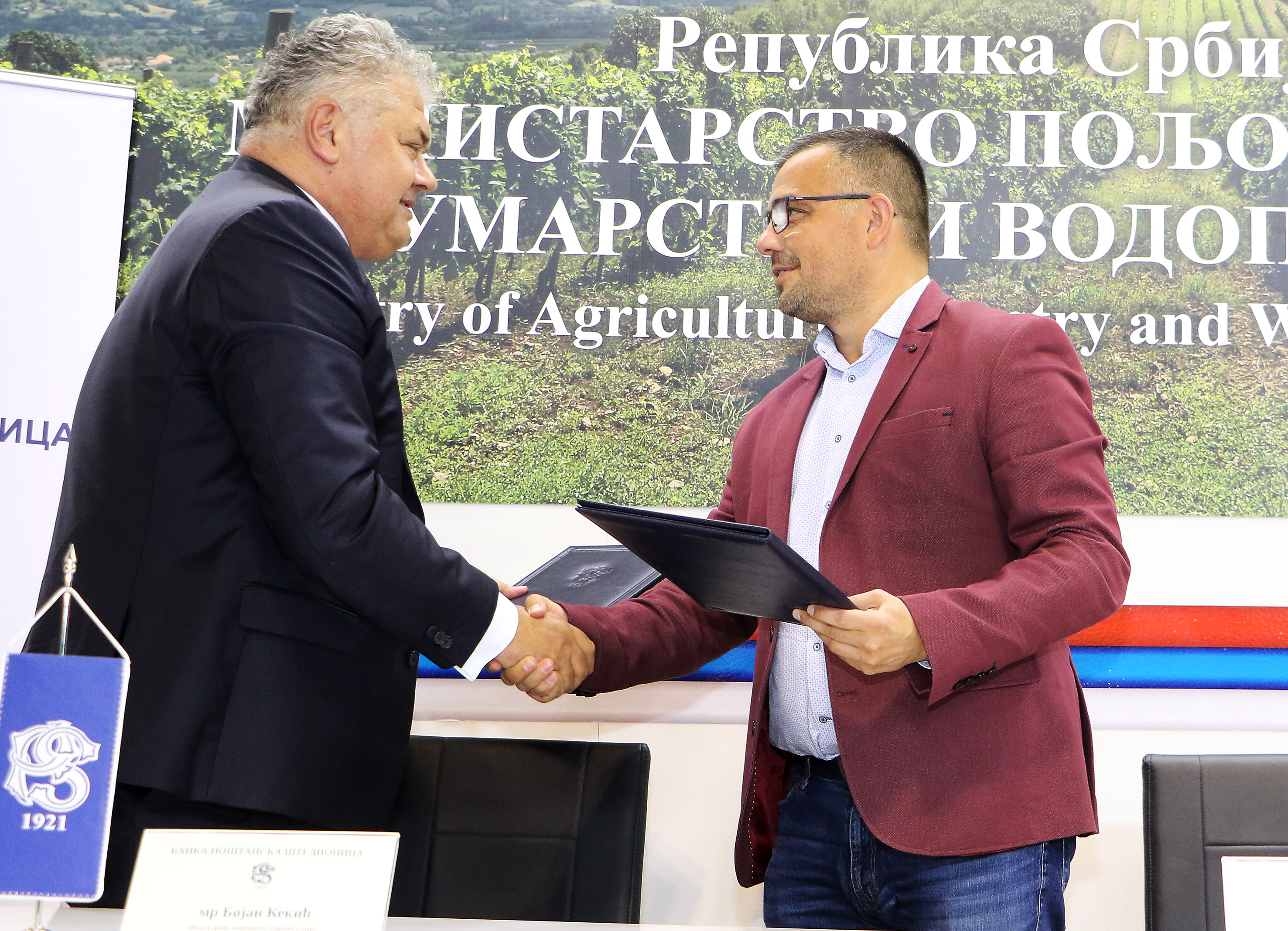 Novi Sad, 15. maja 2019. - Predsednik IO Banke Postanska stedionica Bojan Kekic i ministar poljoprivrede Branislav Nedimovic potpisali su Memorandum o kreditiranju kupovine poljoprivredog zemljista. FOTO TANJUG/ JAROSLAV PAP/ bk