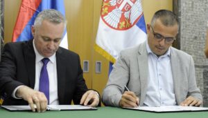 Ministar poljoprivrede, šumarstva i vodoprivrede Branislav Nedimovic (D) i ministar poljoprivrede Republike Srpske Boris Pasalic (L) potpisali su danas Memorandum o izgradnji mreze protivgradnih stanica. FOTO TANJUG/ TANJA VALIC/ nr