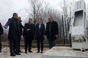 Valjevo, 24. decembar 2019 - Predsednica Vlade Republike Srbije Ana Brnabic i ministar poljoprivrede, sumarstva i vodoprivrede Branislav Nedimovic tokom obilaska automatskog protivgradnog sistema u Radarskom centru Valjevo u mestu Blizonje. FOTO TANJUG / MILICA NIKOLIC / bb
