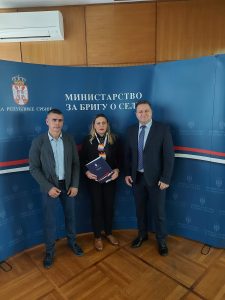 Ilustracija: Zadruga Retrocerski med i Nebojša Arsić, predsednik opštine Medveđa